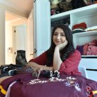 A Lorena Barrera le encanta la moda ochentera con blusas y pantalones altos.