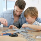 Ponte pilas con lo que más le gusta a tu hijo, en qué enfoca su atención, por allí puede ser la vía de su aprendizaje.