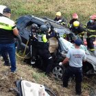 El vehículo se habría estrellado junto a un puente, para luego terminar en una zanja.