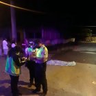 El cuerpo de la víctima quedó en la calzada.