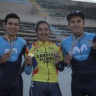 Miryam Núñez posa feliz con sus medallas junto a sus compañeros del Movistar Team Ecuador.