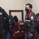 Agentes policiales hallaron objetos presuntamente robados dentro de uno de los domicilios.