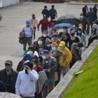 Gran cantidad de personas con discapacidad se acercaron a la Unidad Educativa Manuela Garaicoa de Calderón, en Cuenca, para recibir su segunda dosis contra el COVID-19.