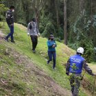 La madre de la joven acompañó a los agentes durante la diligencia.