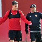 Samir Nasrí (i) junto a Jorge Sampaoli (d).