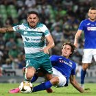 Santos Laguna (i) perdió de local, en la final de ida ante Cruz Azul.