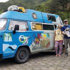 Vivi y Beto se dedican a vender artesanías, una forma de ganarse la vida e ir conociendo el Ecuador.