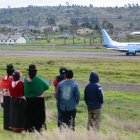 Frente al ‘muro de los lamentos’, las  familias esperan que el avión despegue para tomar fotos y vídeos.