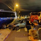 Por la fuerza de la colisión ambos vehículos terminaron estrellados con la entrada principal de una vivienda.