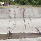 Policía asegura que fueron asesinados en otro sector y luego arrojados a este canal de agua. LEVANTAMIENTO DE LOS CADAVERES/JIMMY NEGRETE/GUAYAQUIL-ECUADOR