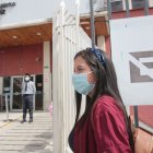 Los familiares de la menor de edad hospitalizada dicen que han tenido que entrar a la fuerza para verla.