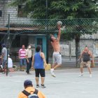 A un costado de quienes practican ecuavóley, se agrupan a jugar cartas. No todos usan alcohol antiséptico durante la manipulación de los naipes. Los vecinos claman por más control.