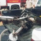 Los restos de la motocicleta fueron retirados por los agentes.