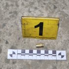 Restos de balas de 9 milímetros hallaron en el sitio del ataque.