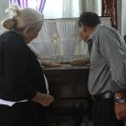 El lamento de Carmen Holguín y Julio Holguín, abuela y tío de Geanela Arreaga (círculo).