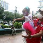 Jornada. Diferentes padres salieron con sus pequeños.