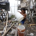 Varios moradores de la cooperativa 16 de Abril de Durán, se abastecen con agua del río Babahoyo.