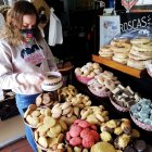 Mayra Íñiguez prepara canastillas con diversos dulces para las entregas a domicilios.