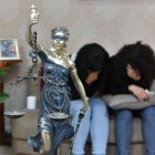 Las dos chicas fueron agredidas sexualmente. Su padrastro es el sospechoso.