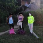 Los dos adolescente con agentes de la Dinased, una vez localizados.