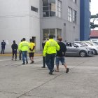 Custodiados por agentes de la Policía, los sospechosos llegaron al Cuartel Modelo.