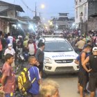 Decenas de personas se movilizaron hasta los exteriores del inmueble donde se produjo el crimen.