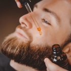 El aceite de eucalipto potencia el crecimiento de la barba.