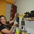 Tiene unas botas blancas similares a las de la cantante Rihana, que son un obsequio del artesano ambateño Germán Llerena.