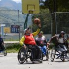 Leonel Reyes sujeta el balón; Manolo Armas (con mascarilla) intenta quitárselo.