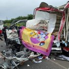 El conductor del camión quedó irreconocible entre la cabina destruida.