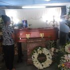 Los restos del taxista informal, Fidel Alejandro Monserrate Pinto, son velados en la sala de su vivienda.