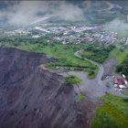 El poblado se asienta cerca de un gran abismo.