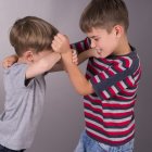 Adolescente de 14 años ataca a otras jovencitas, esto es parte de un desafío juvenil. La española ahora tiene el reto de enfrentar al tribunal de menores.