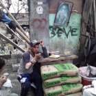 En un lugarcito de lo que fueron sus viviendas, la 'pipol' se sienta a 'jamear' lo que buenamente les regalan.