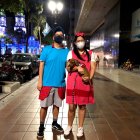 El pequeño Otto junto a sus dueños, Ivelice y Danny,