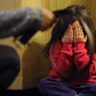 Madre maltrató a su hija para enviarle videos a su papá.