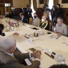 Guillermo Lasso dialoga con el gremio de transportistas.