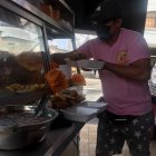 Claudio Marín brinda trabajo y ayuda a quienes le piden algo de comida, pero siempre les da un consejo para que dejen las drogas.