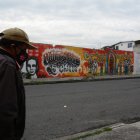 Algunos de los grafitis tienen imágenes de personas con armas de fuego y eso provoca miedo a los moradores.