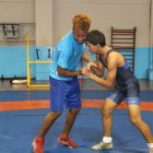 Isaac Tenorio y Patrick Rodríguez, en una de las últimas prácticas antes de viajar a México, donde competirán en el Panamericano de Cadetes, en lucha grecorromana.