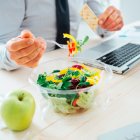 Entre comidas, es recomendable tener una alimentación a base de frutas y vegetales.