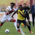 Pervis Estupiñán (i), lateral del Villarreal, ha perdido la titularidad en el cuadro español.