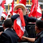Pedro Castillo celebra su triunfo en las elecciones presidenciales de Perú.