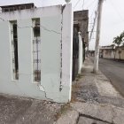 La pared de una casa sufrió daños tras el impacto del automotor.