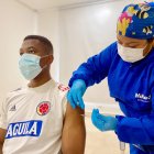 Carlos Cuesta, de la selección Colombia, es vacunado antes de viajar a Brasil.