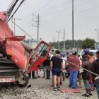 La plataforma se impactó contra un carro estacionado y contra un poste.
