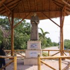 En el ingreso a la comuna, en el km 50 de la Ruta del Spondylus, está el monumento al santo.