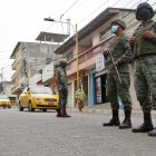 Así amanecen las calles de la localidad, con controles de seguridad militares.