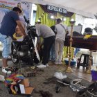 En medio del velatorio los amigos del decesado repararon la moto en la que se accidentó.