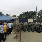 Militares custodian la entrada de la  penitenciaría del litoral, tras el incidente de la noche anterior.